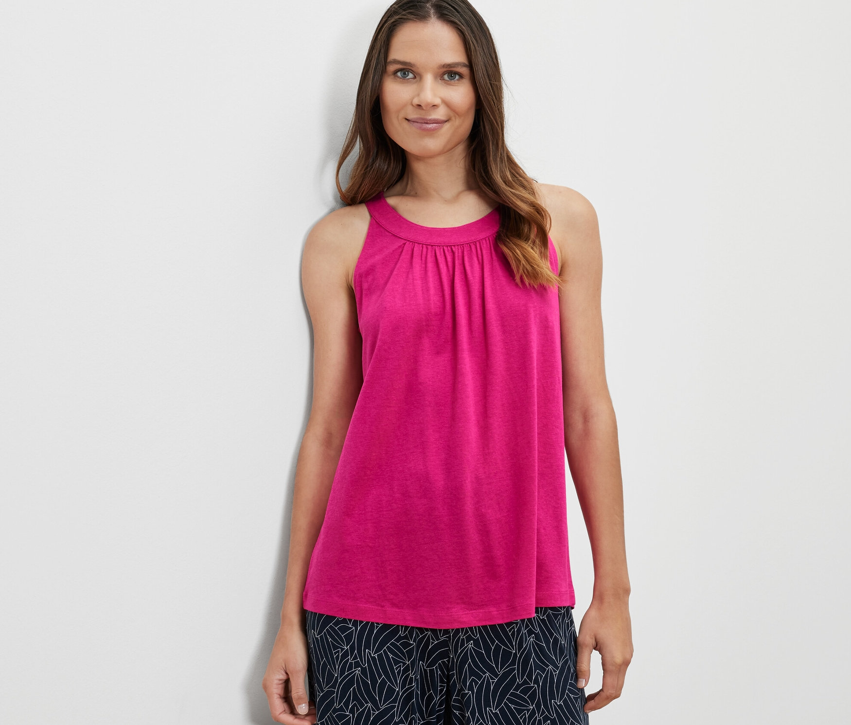 Femme portant un haut rose vif.