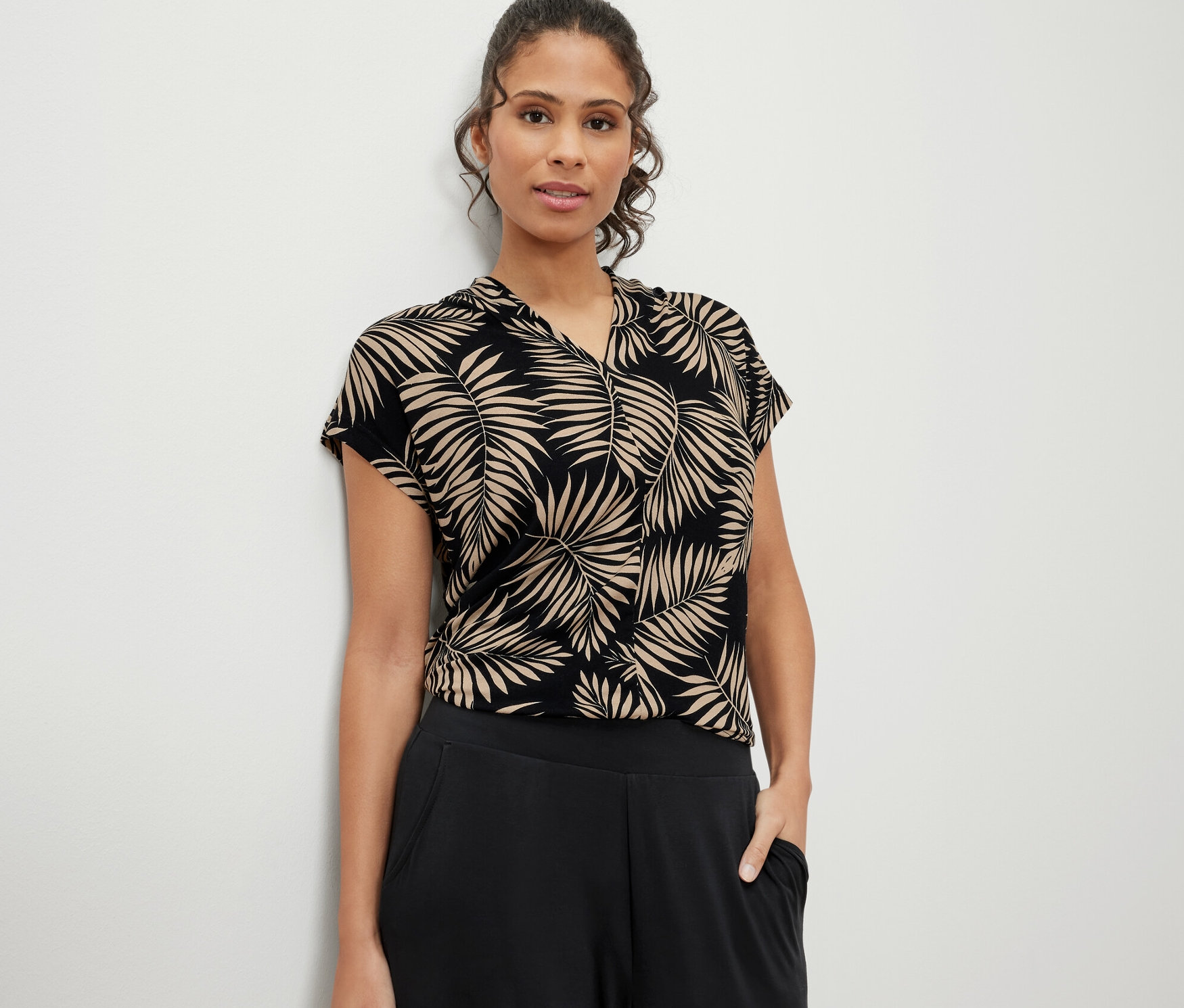 Une femme portant une blouse imprimée avec encolure en V.