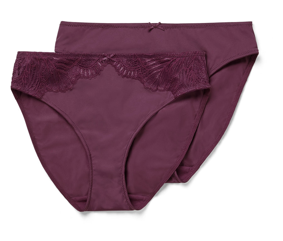 Deux culottes bordeaux, dont une avec de la dentelle, sont superposées.