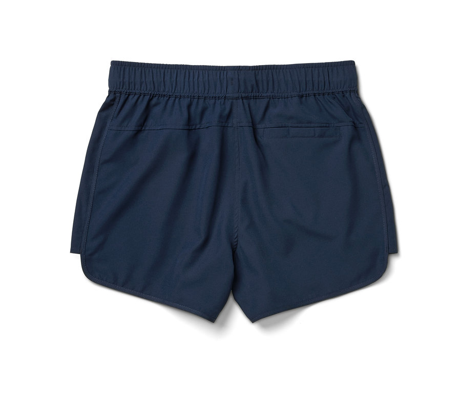 Short de bain bleu marine sur fond blanc.