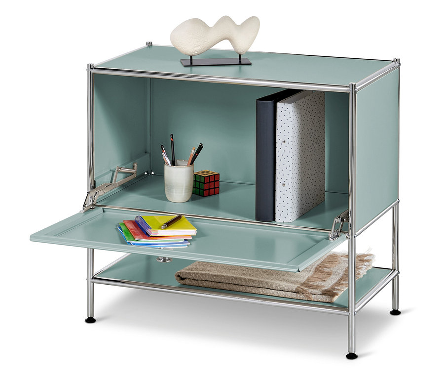 Une armoire bleu-vert avec une porte ouverte et des étagères contenant des livres, des crayons, un Rubik's Cube, des blocs-notes et une couverture.