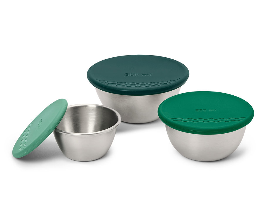 Trois bols en inox avec couvercles : deux verts et un vert foncé.