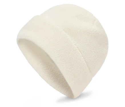 Gros plan d'un bonnet en polaire blanc sur fond blanc.