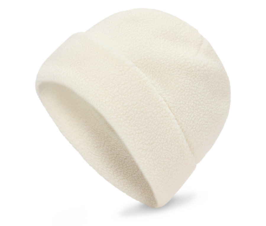 Gros plan d'un bonnet en polaire blanc sur fond blanc.