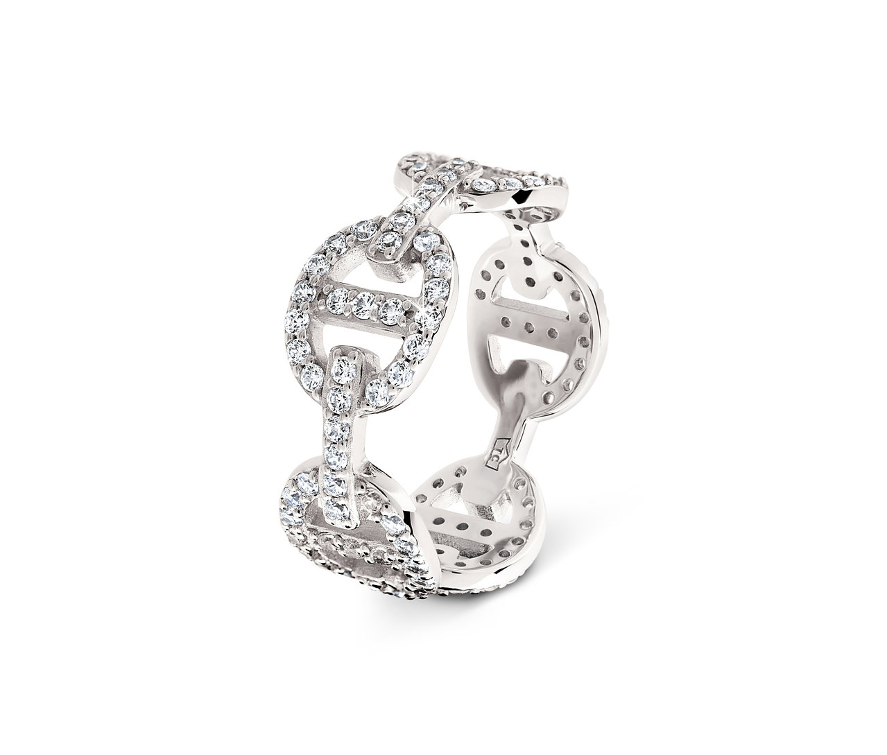 Détail d'une bague argentée en forme de chaîne avec des pierres.