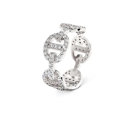 Détail d'une bague argentée en forme de chaîne avec des pierres.