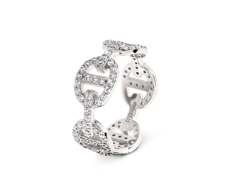 Détail d'une bague argentée en forme de chaîne avec des pierres.