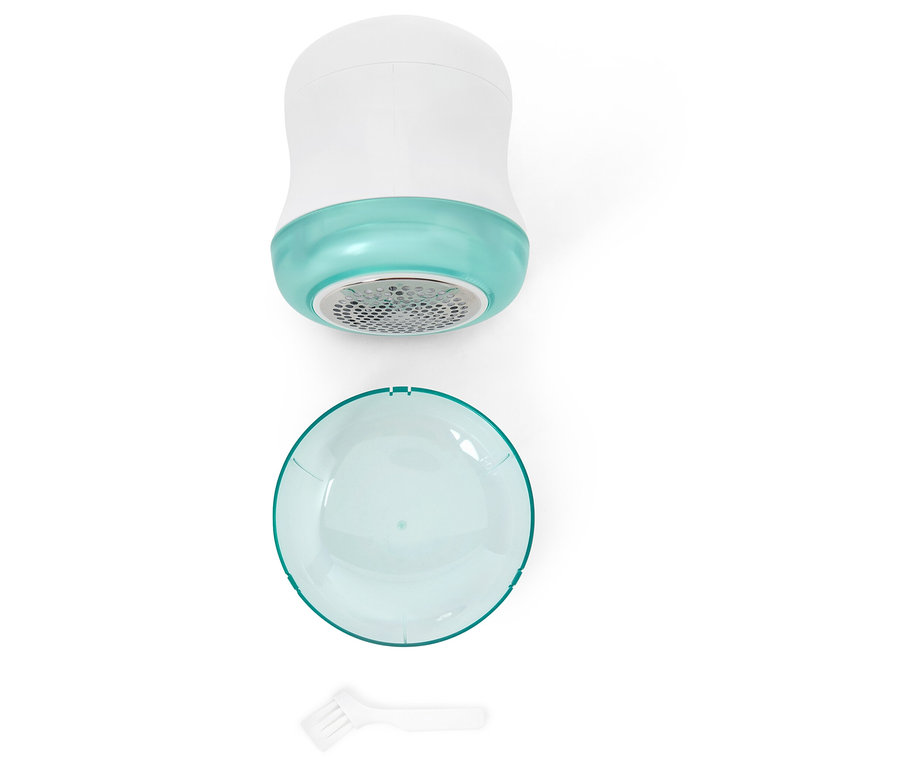 Un dissolvant électrique de callosités avec un corps blanc, une bordure turquoise, un bol turquoise transparent et une brosse de nettoyage blanche sur fond blanc.