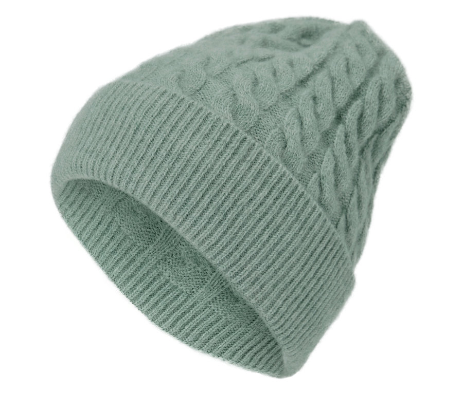 Un bonnet tricoté vert clair.