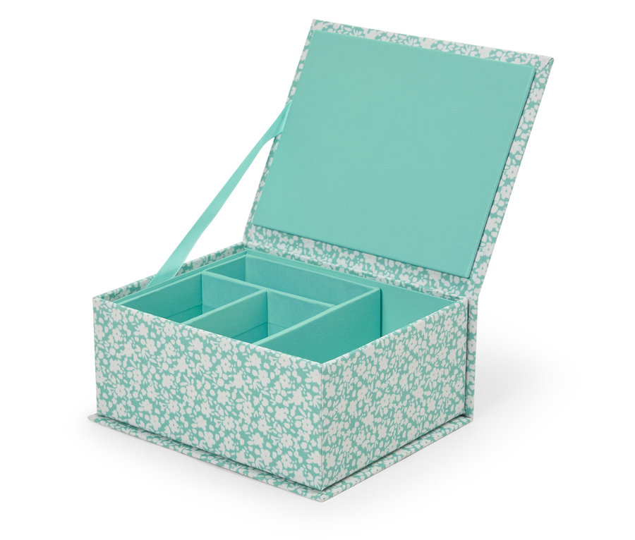 Boîte à bijoux ouverte avec motif floral et intérieur turquoise.