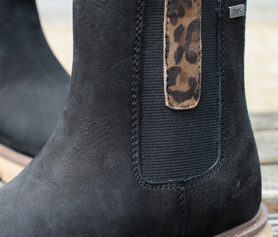 Gros plan sur une botte noire LURCHI »Elena-TEX« avec une semelle marron.