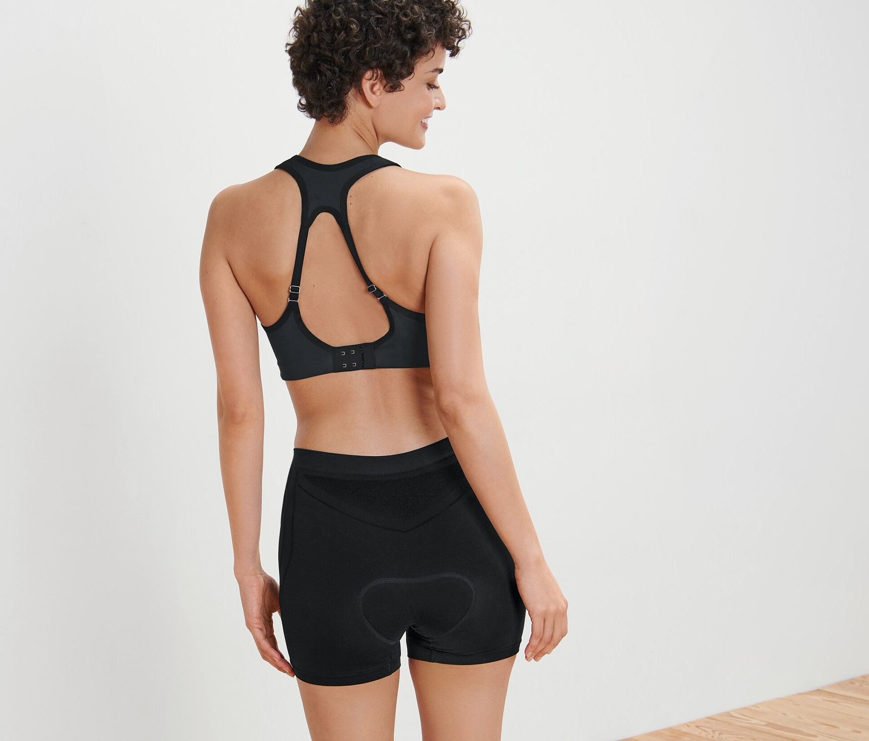 Femme portant un soutien-gorge de sport et un boxer de vélo.
