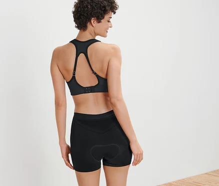 Femme portant un soutien-gorge de sport et un boxer de vélo.