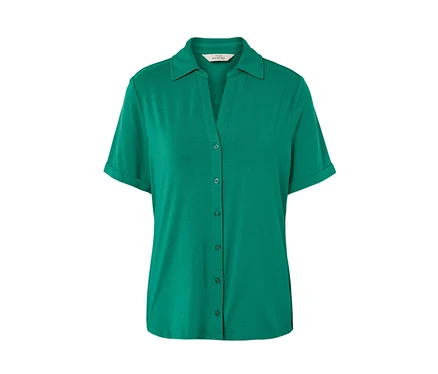 Blouse émeraude avec patte de boutonnage.