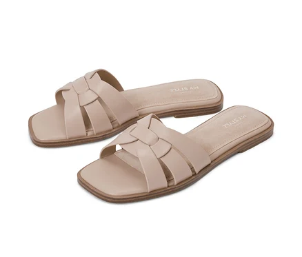 Deux mules en cuir.