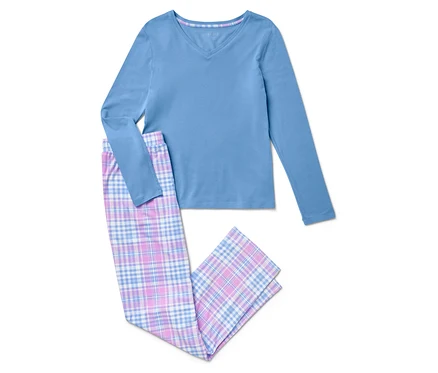 Ensemble de pyjama bleu à manches longues avec pantalon à carreaux posé sur un fond blanc.