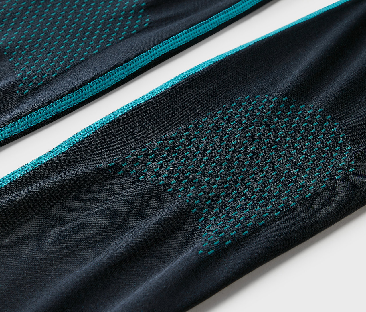 Gros plan sur un sous-vêtement technique Seamless bleu foncé pour enfant.