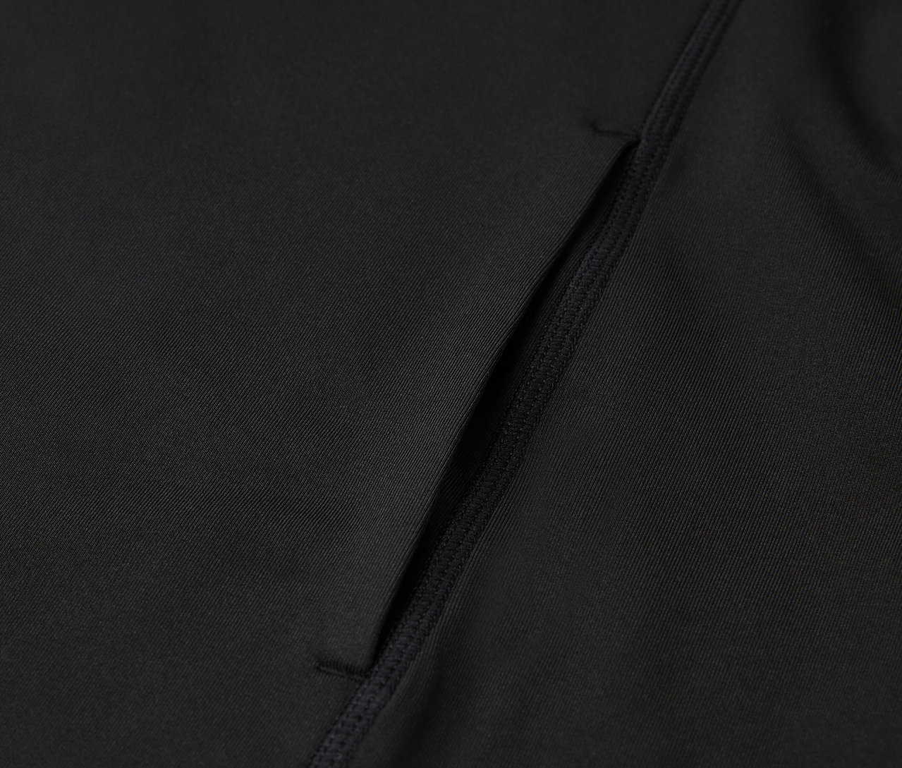 Détail de vêtement de sport noir avec une poche.