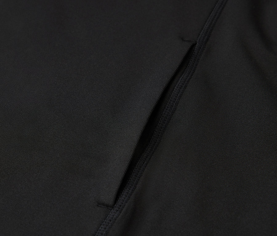 Détail de vêtement de sport noir avec une poche.