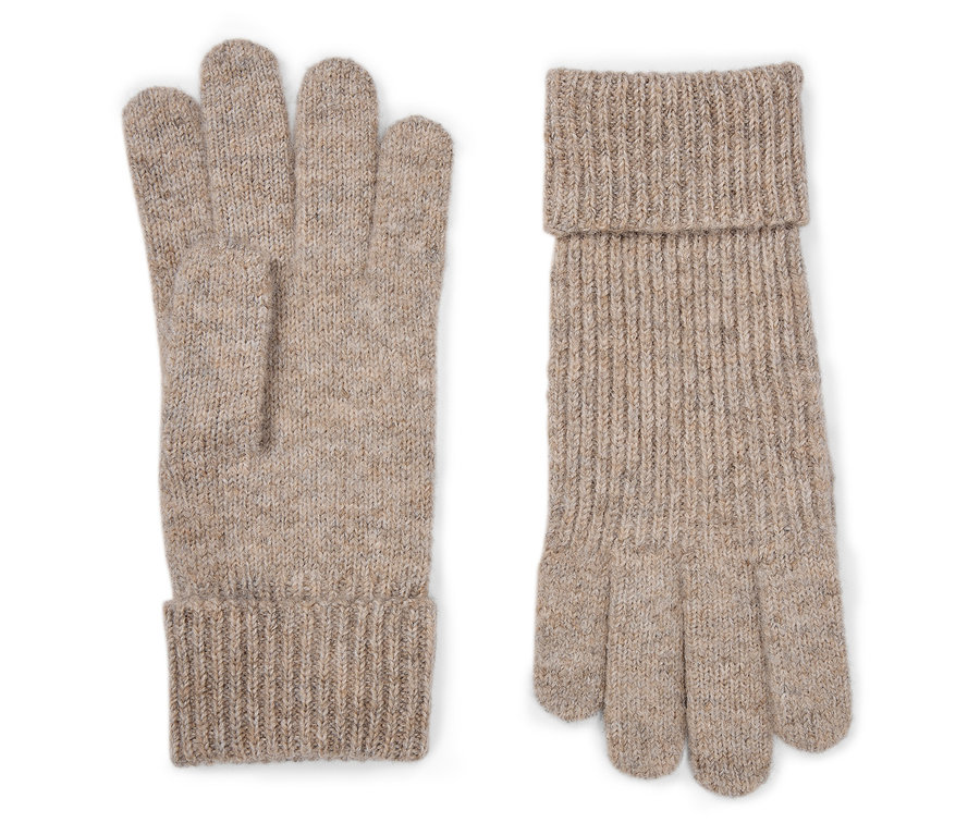 Deux gants beiges tricotés côte à côte sur un fond blanc.
