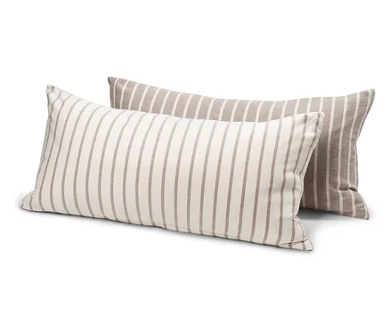 Deux coussins rectangulaires rayés beige et blanc.