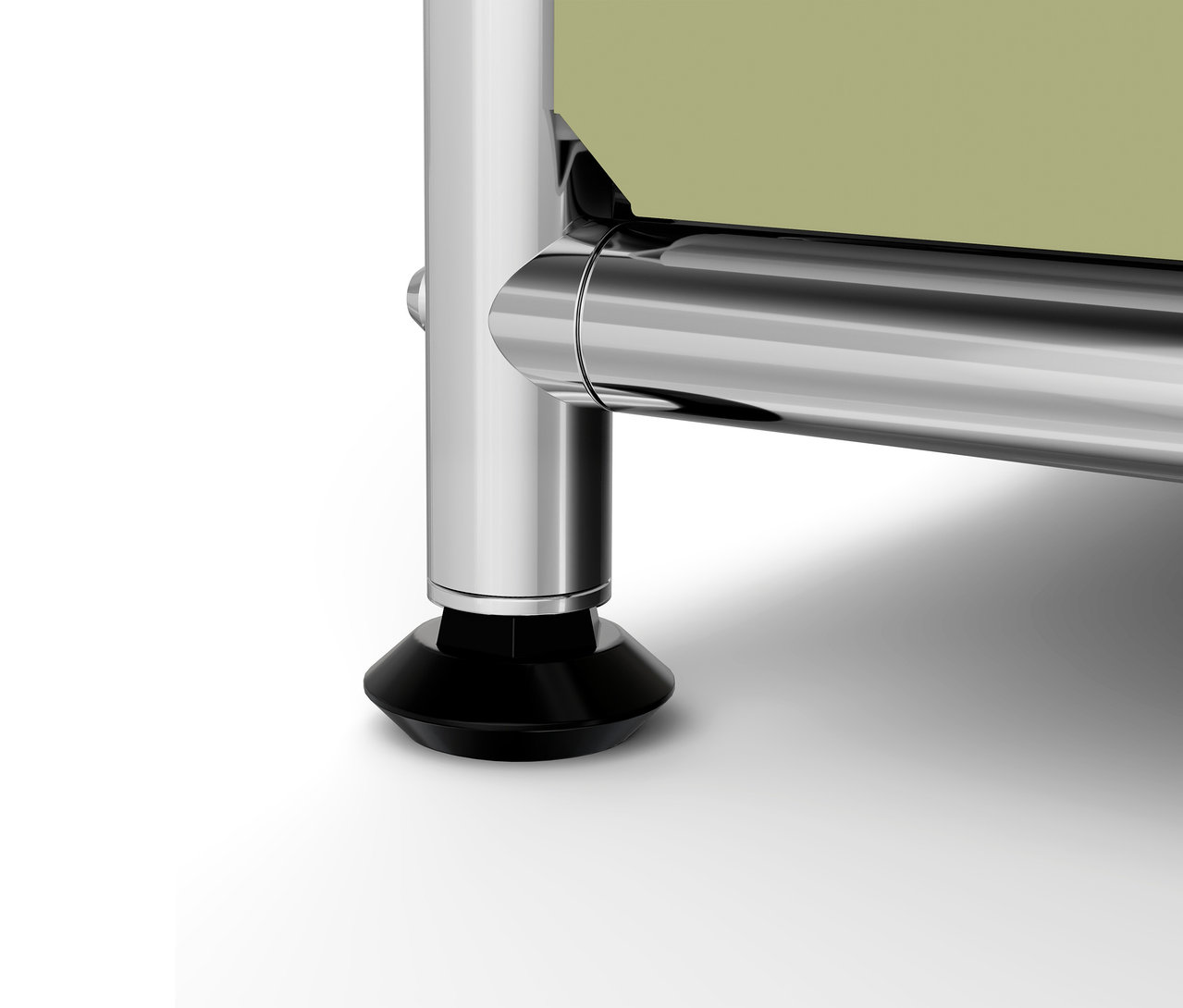 Gros plan sur un pied de meuble chromé avec embout noir sur fond clair.