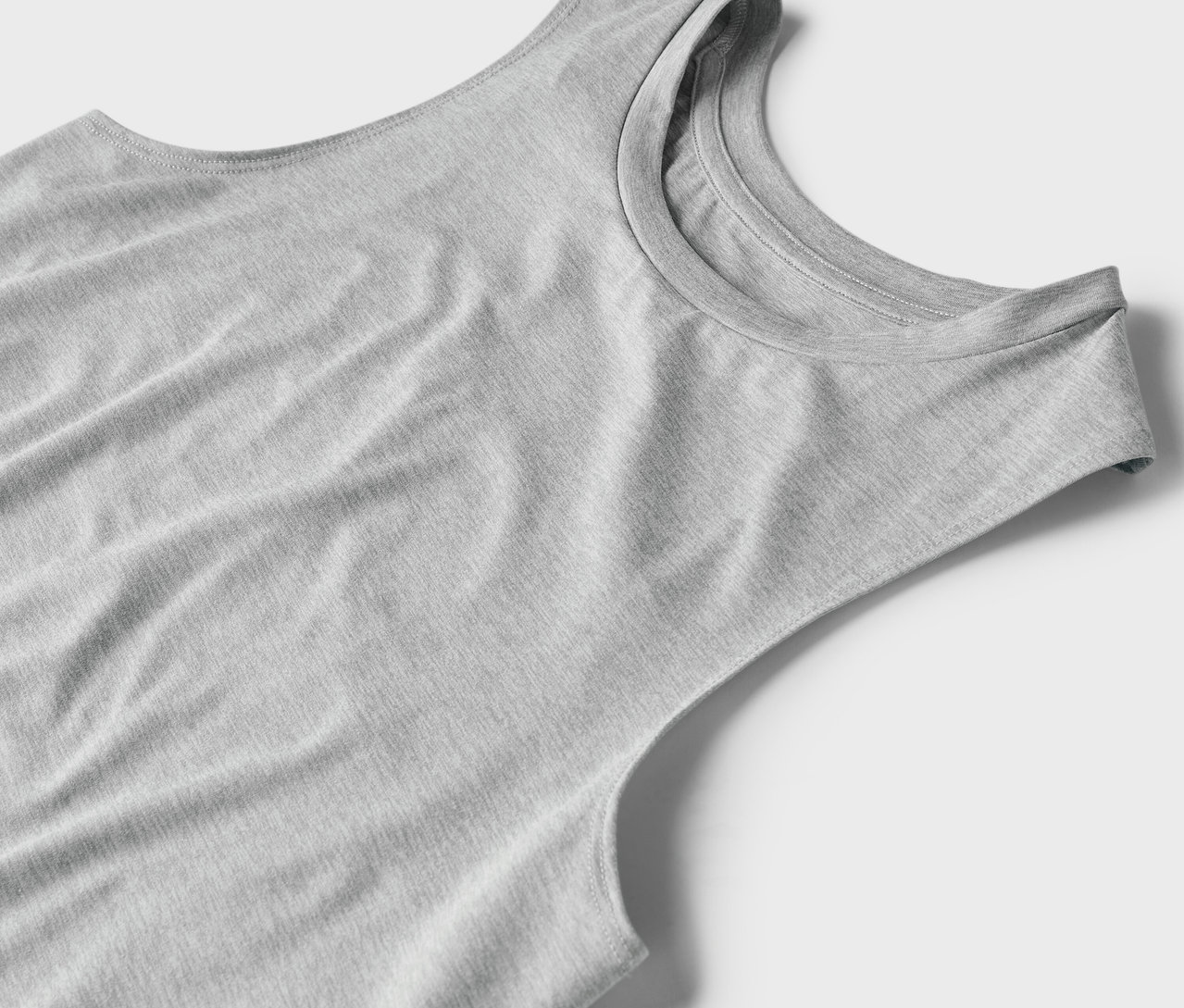 Gros plan d'un débardeur gris.