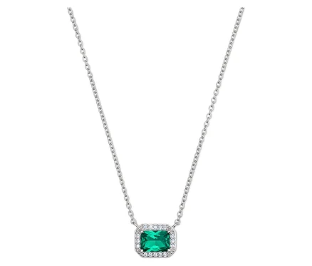 Collier argenté avec une pierre rectangulaire verte et de petites pierres claires autour.