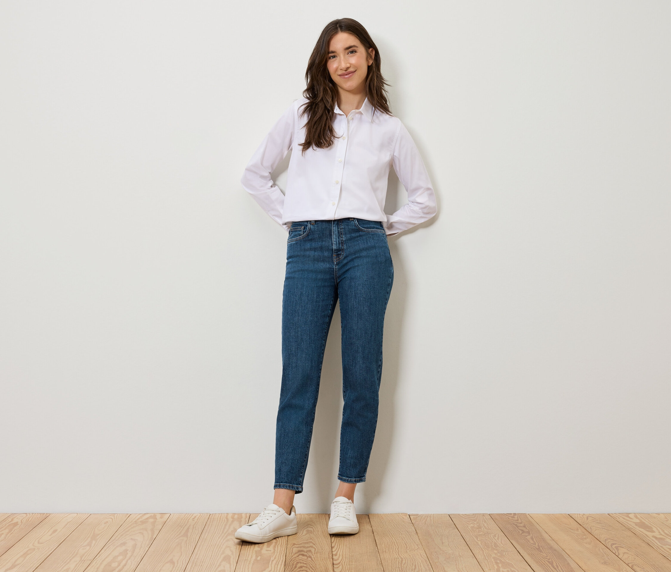 Femme debout posant en Mom Jeans – Fit »Nyla« bleus.