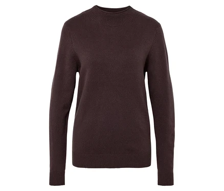 Un pull marron à col roulé sur fond blanc.