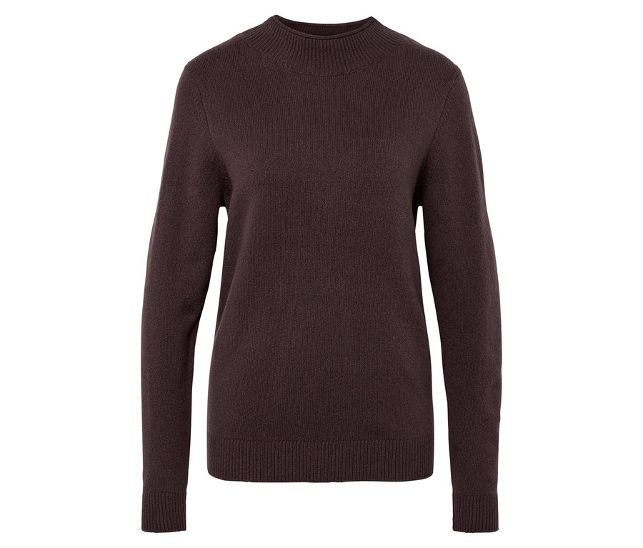 Un pull marron à col roulé sur fond blanc.