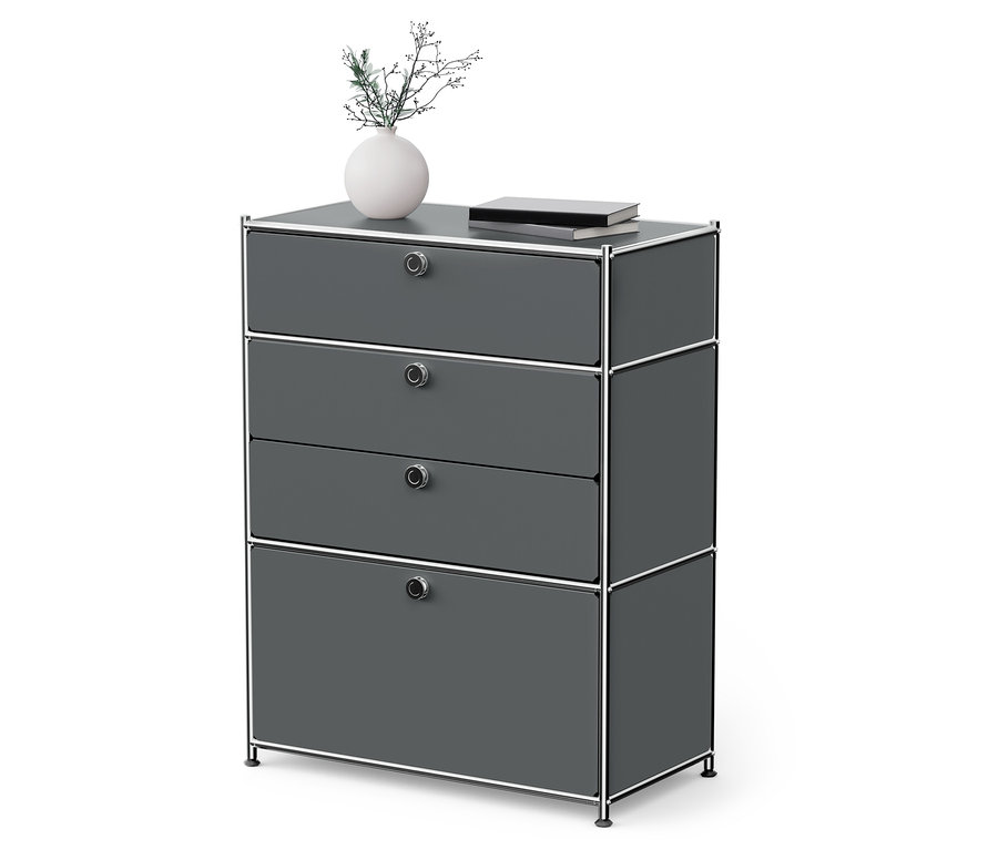 Commode grise à quatre tiroirs avec cadre chromé. Un vase avec des fleurs et un livre sont posés sur la commode.