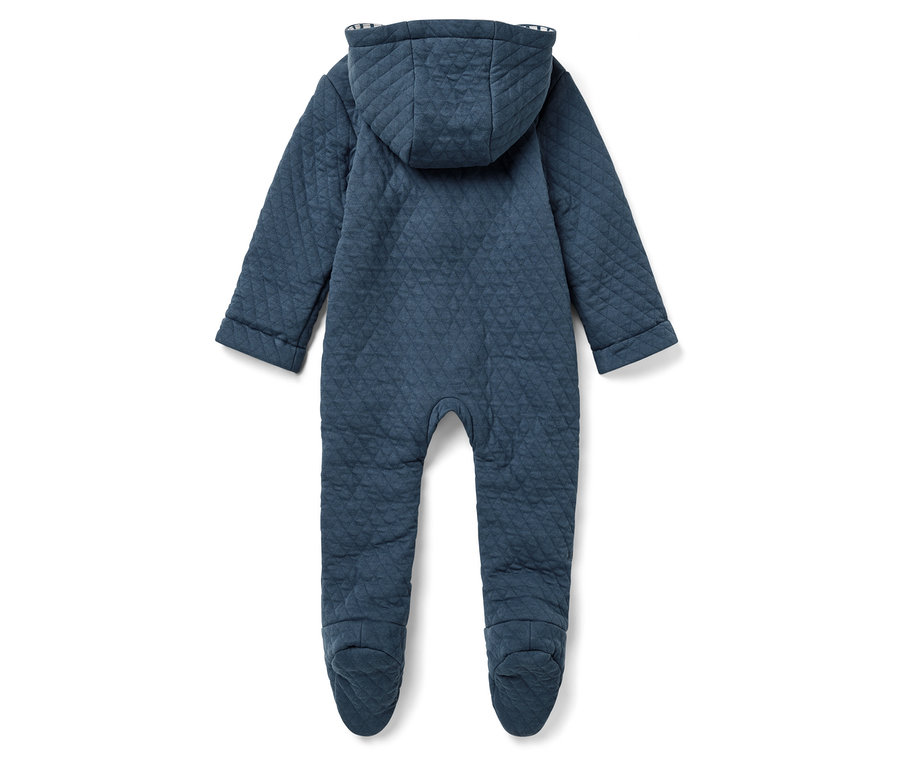 Combinaison intégrale bleue pour bébé avec capuche et motif matelassé.