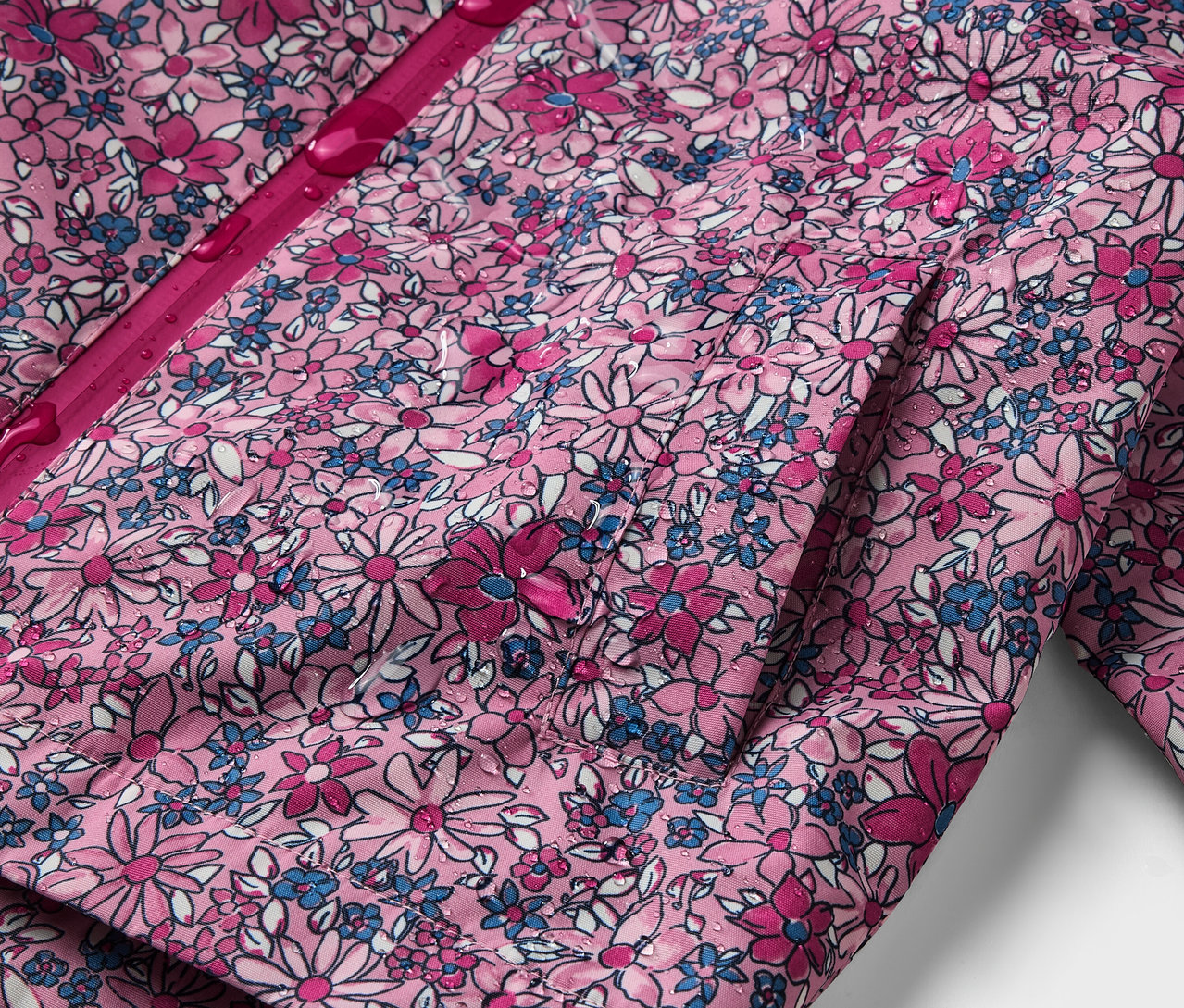 Gros plan sur une veste imperméable thermique pour enfants, à fleurs.