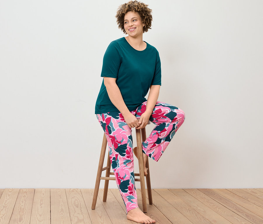 Femme assise sur un tabouret portant un ensemble pyjama.