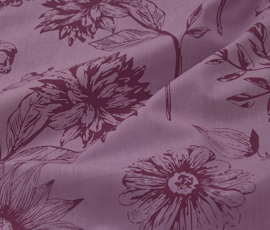 Détail de la parure de lit en renforcé lilas, taille standard, avec motif floral.