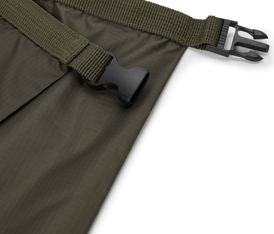 Détail d'un sac étanche vert olive avec fermeture à boucle noire.