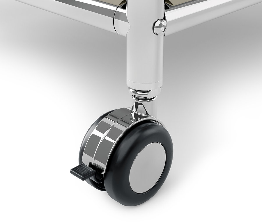 Détail d'une roulette de chariot chromé avec frein noir.