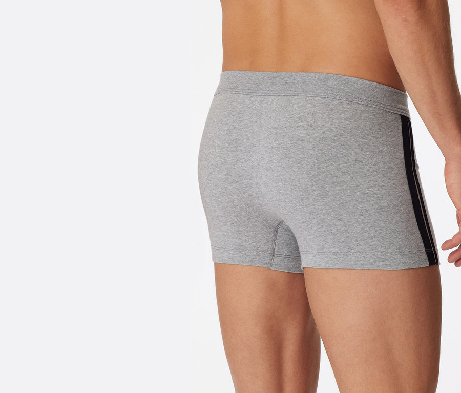 Gros plan sur un short SCHIESSER gris chiné avec une bande noire sur le côté.