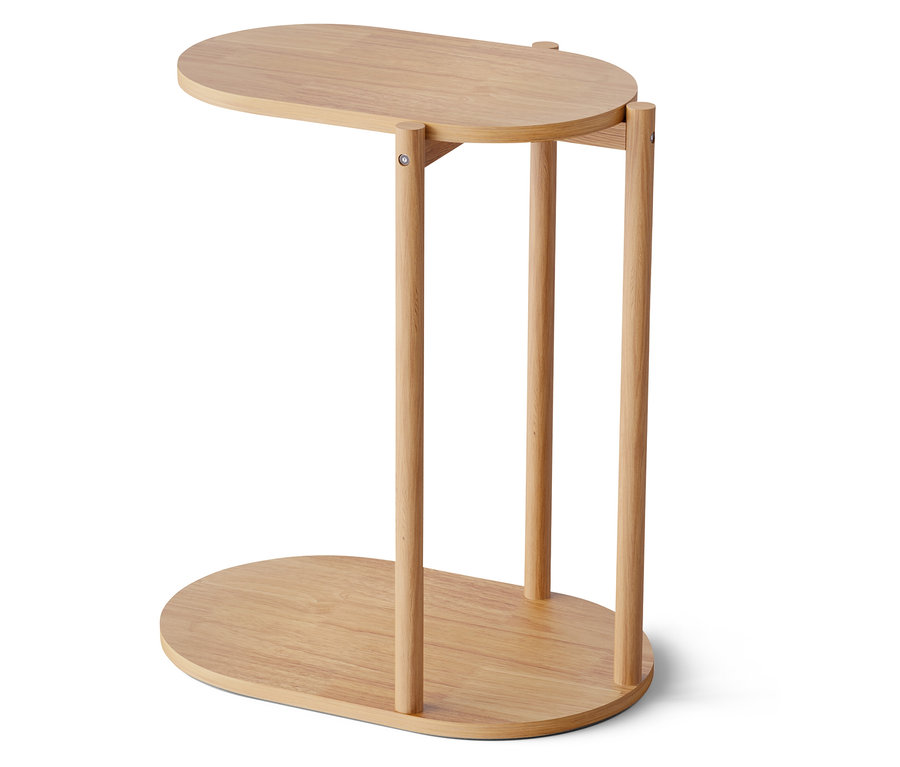 Table d'appoint ovale en bois avec trois pieds.