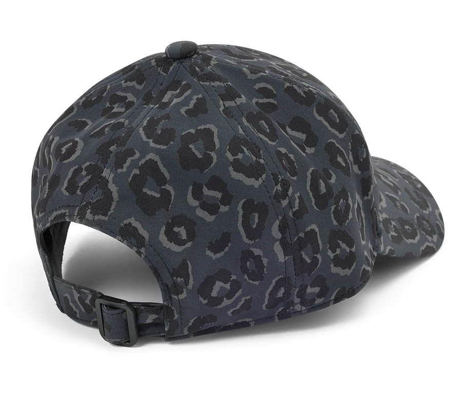 Vue détaillée d'une casquette avec un imprimé animalier gris foncé et noir.