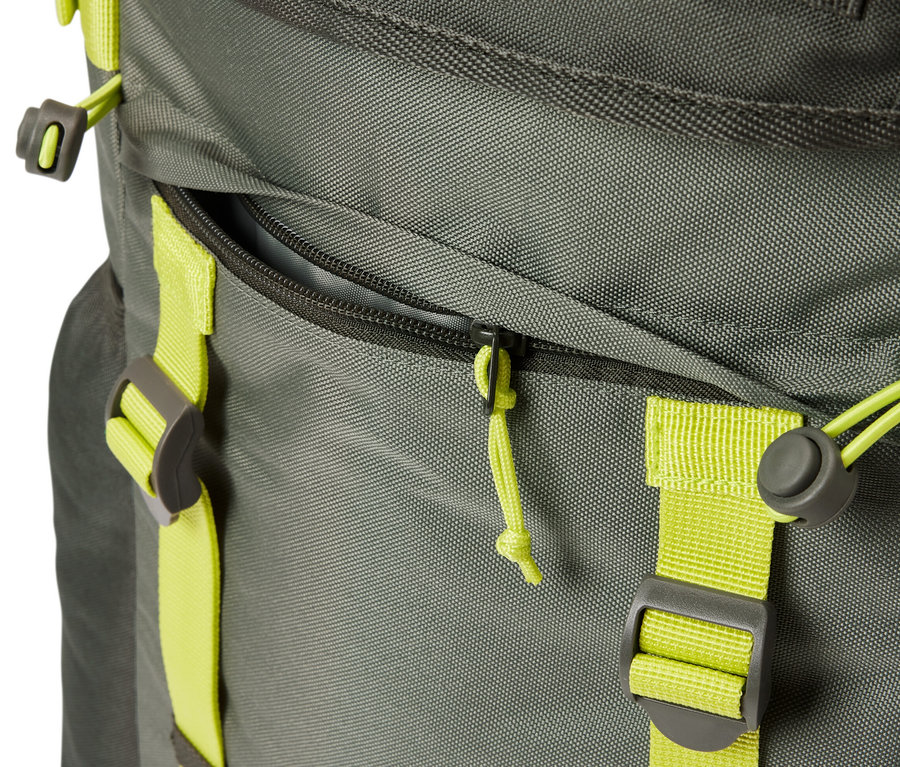 Gros plan d'un sac à dos d'extérieur gris avec des sangles et une fermeture éclair vert citron.