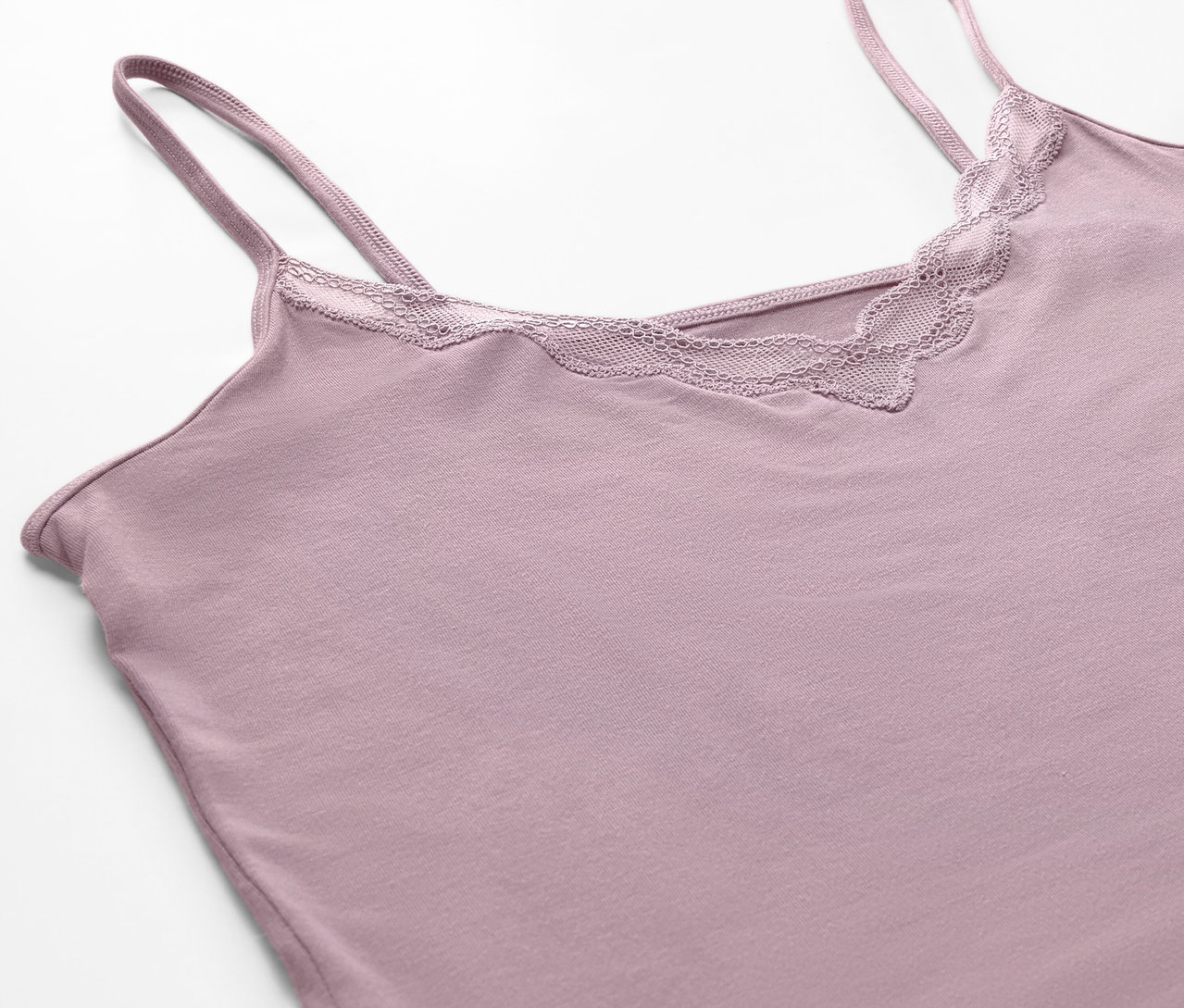 Gros plan sur une chemisette mauve avec bordure en dentelle.