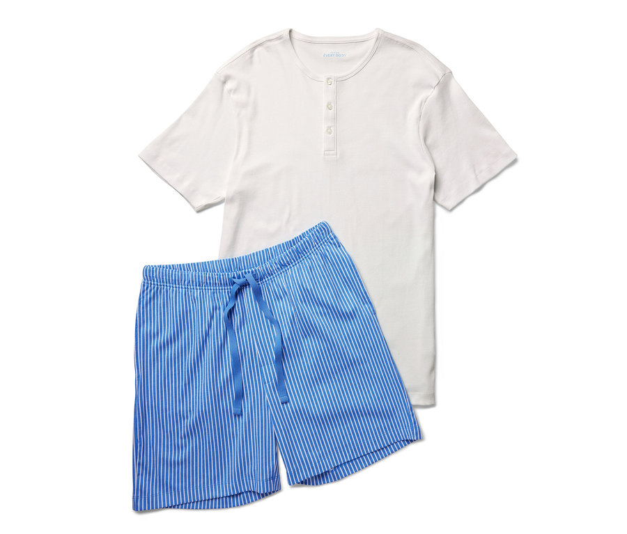 Ensemble pyjama shorty : T-shirt blanc à manches courtes et short rayé bleu.