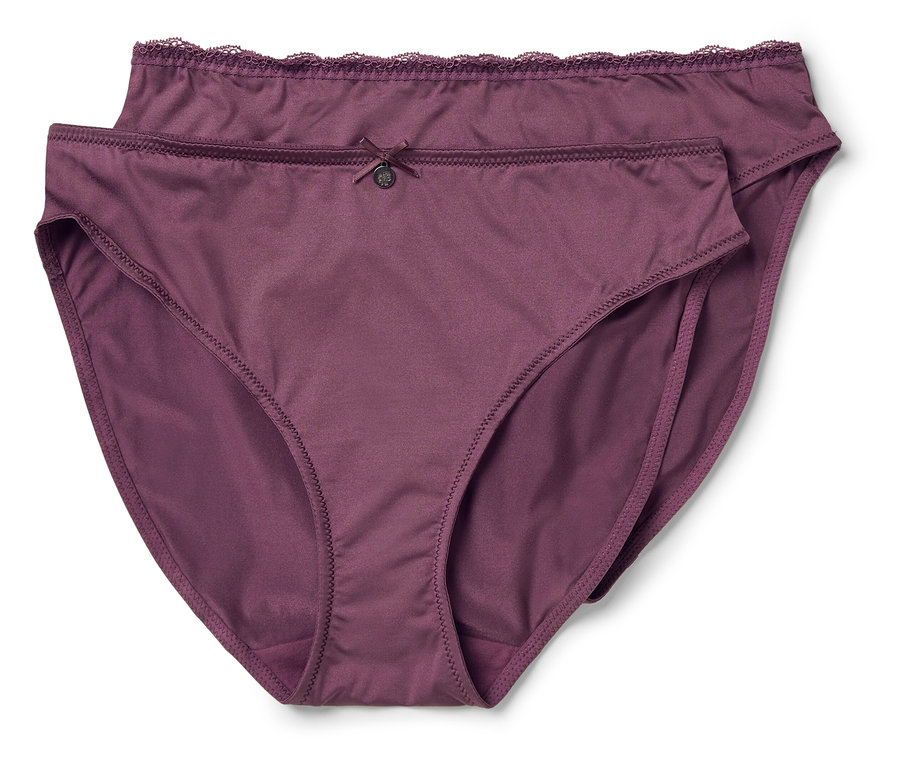 Deux culottes violettes sont posées l'une sur l'autre.