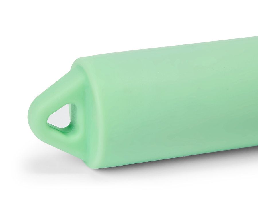 Gros plan d'un objet vert clair avec une ouverture triangulaire sur le côté.