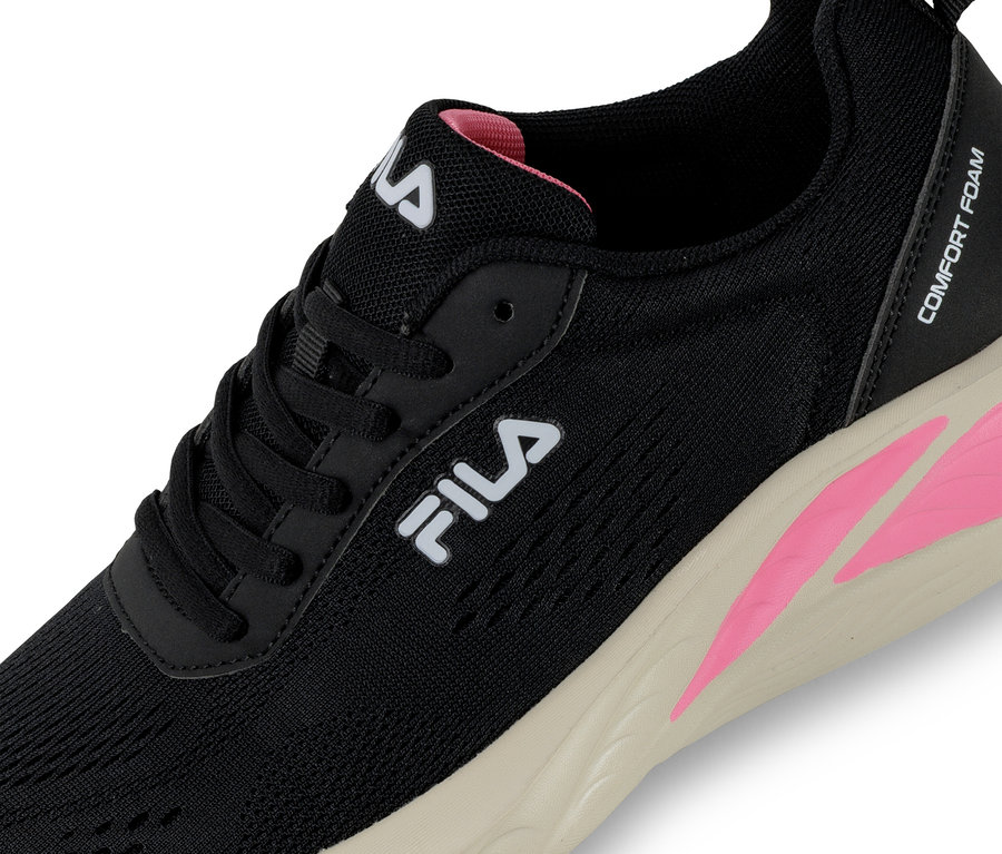 Gros plan d'une basket noire pour femme FILA Specctris.