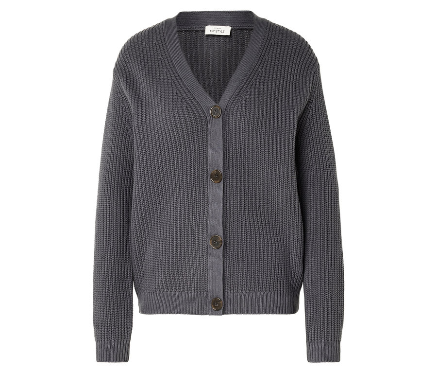 Cardigan en tricot gris avec col en V et quatre boutons.