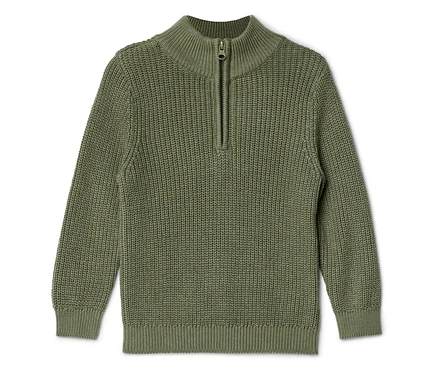 Un pull en tricot vert olive avec une courte fermeture éclair au col est posé sur un fond blanc.