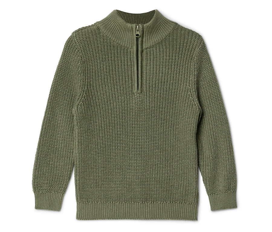 Un pull en tricot vert olive avec une courte fermeture éclair au col est posé sur un fond blanc.